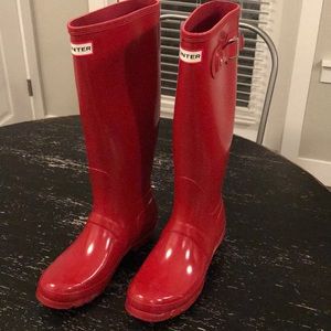 Hunter Tall Gloss boots in Military Red